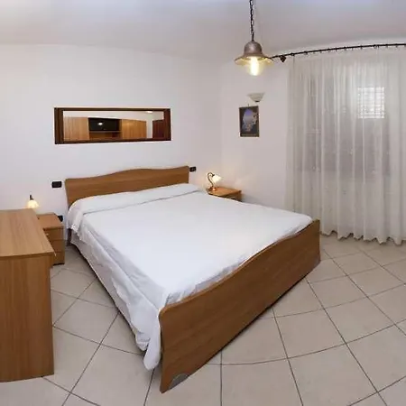 Sleeps 6 Pool Air Con Wifi